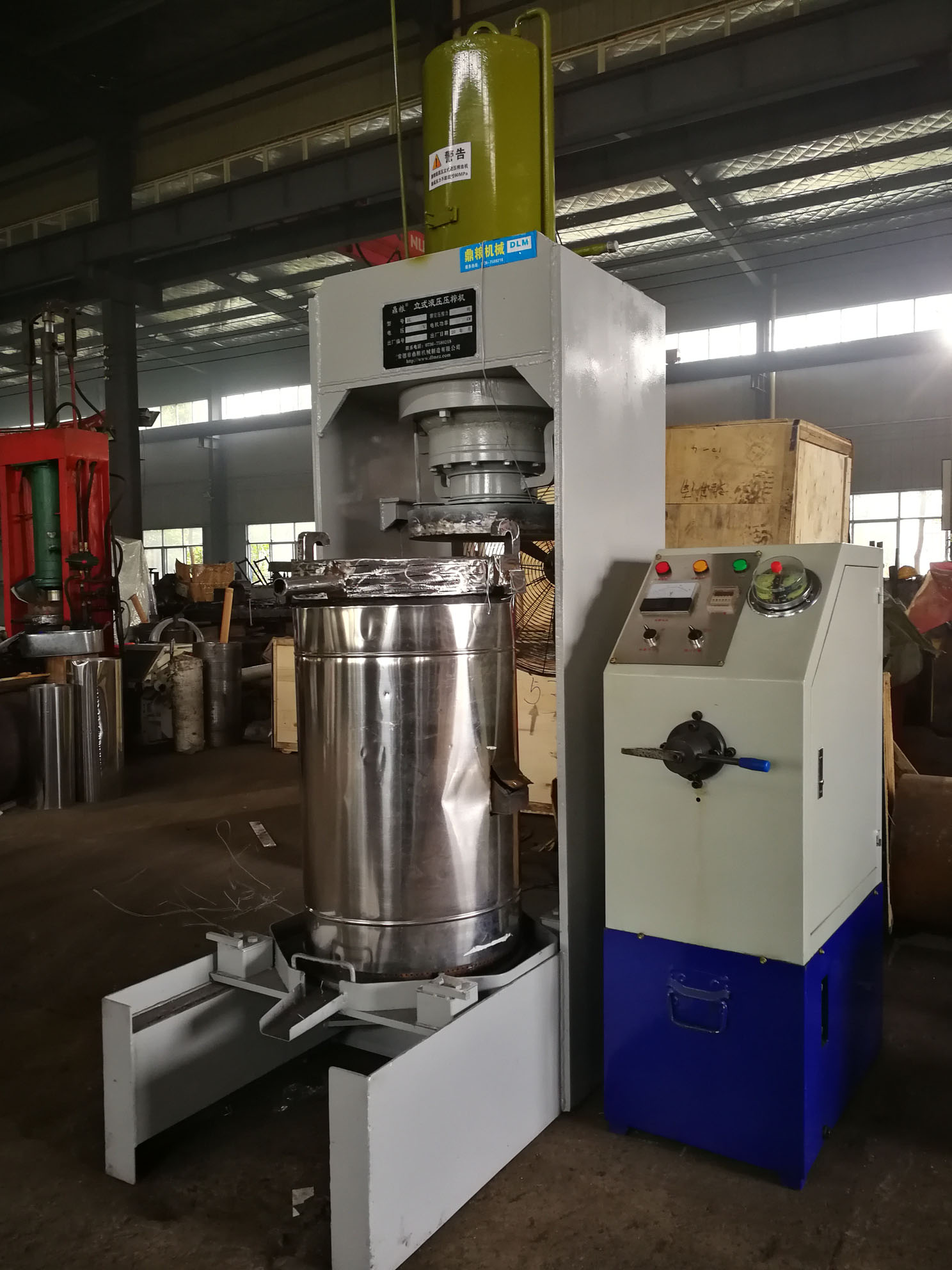 不銹鋼超高壓立式液壓壓榨機(jī)，果汁壓榨機(jī)，果渣壓榨機(jī)，藥材壓榨，油渣處理，白土壓榨